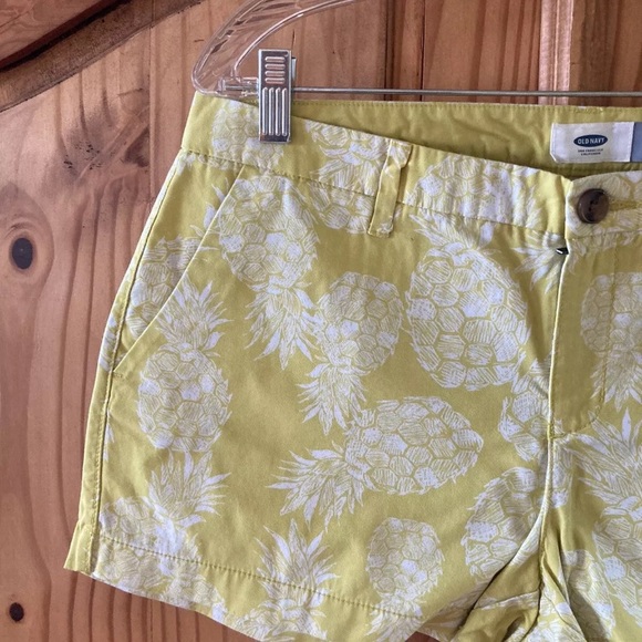 Women's Old Navy yellow green with white pineapple print chino shorts size 8 - Picture 2 of 9